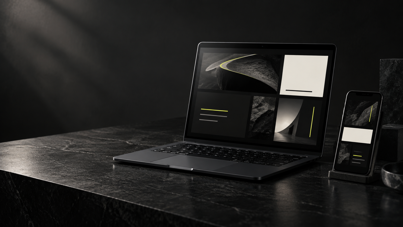 Notebook e celular exibindo uma composição de portfólio digital